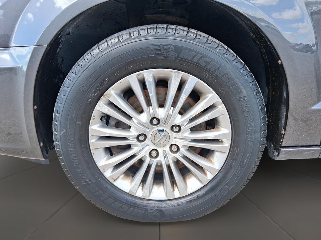 2014 Chrysler Town & Country Touring-l in Stratford, Ontario - 8 - w1024h768px