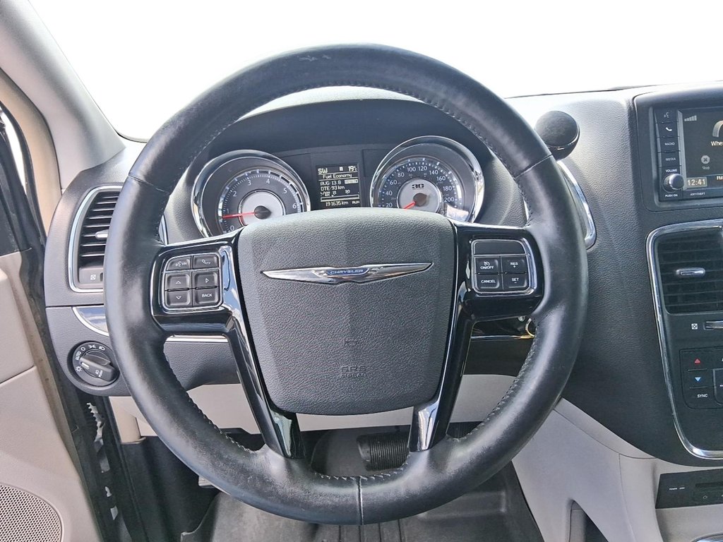 2014 Chrysler Town & Country Touring-l in Stratford, Ontario - 14 - w1024h768px