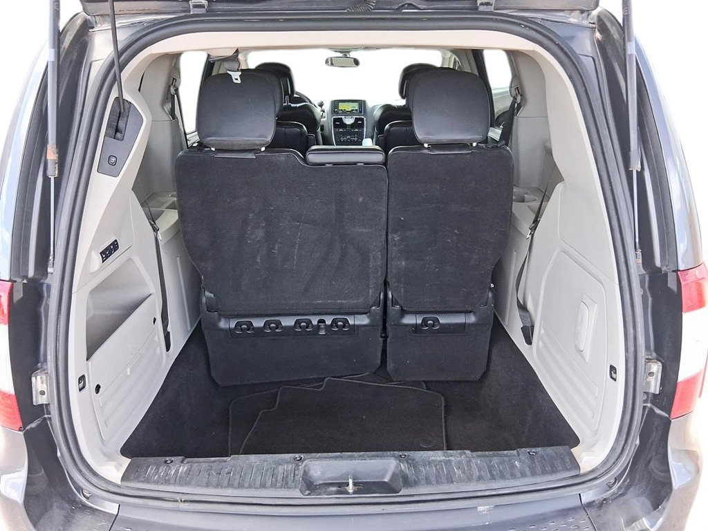 2014 Chrysler Town & Country Touring-l in Stratford, Ontario - 6 - w1024h768px