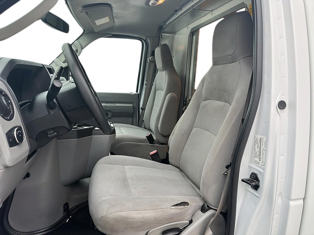 2022 Ford E-Series Cutaway E-450 DRW Super Duty CA 176WB in Stratford, Ontario - 8 - w1024h768px