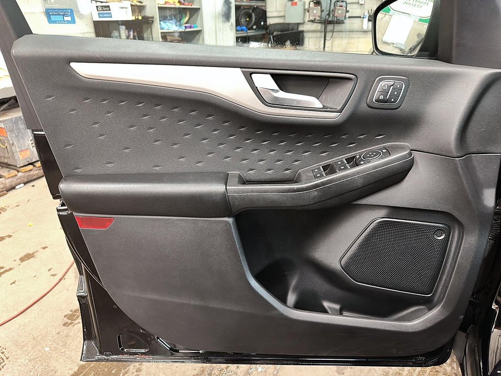 2020 Ford Escape SEL - AWD in Stratford, Ontario - 10 - w1024h768px