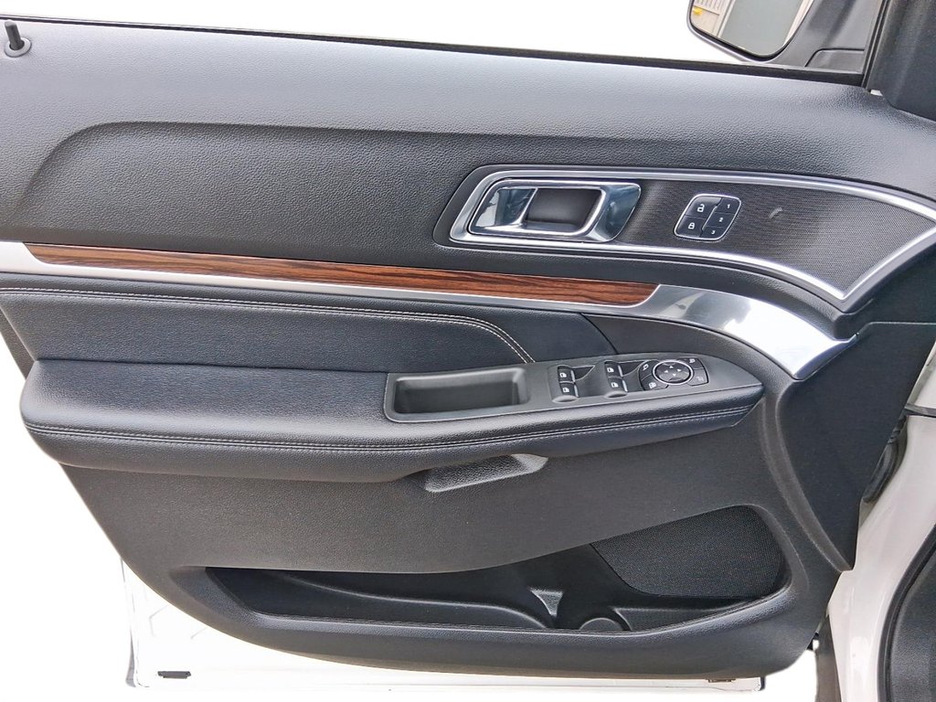 2017 Ford Explorer Limited in Stratford, Ontario - 12 - w1024h768px