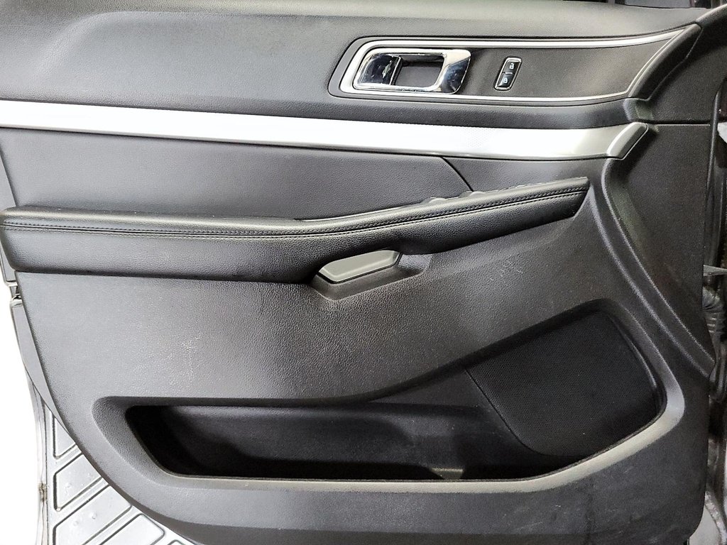 2017 Ford Explorer XLT - 4WD in Stratford, Ontario - 10 - w1024h768px
