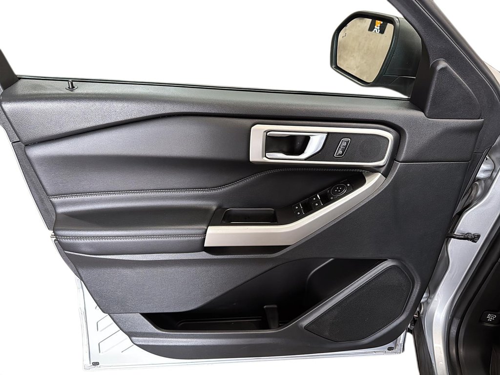 2020 Ford Explorer XLT in Stratford, Ontario - 10 - w1024h768px