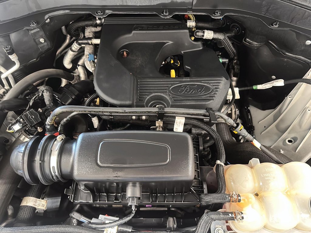 2020 Ford Explorer XLT in Stratford, Ontario - 7 - w1024h768px