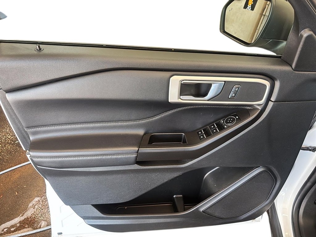 2020 Ford Explorer XLT in Stratford, Ontario - 10 - w1024h768px