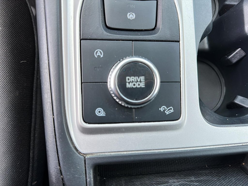 2022 Ford Explorer XLT in Stratford, Ontario - 14 - w1024h768px