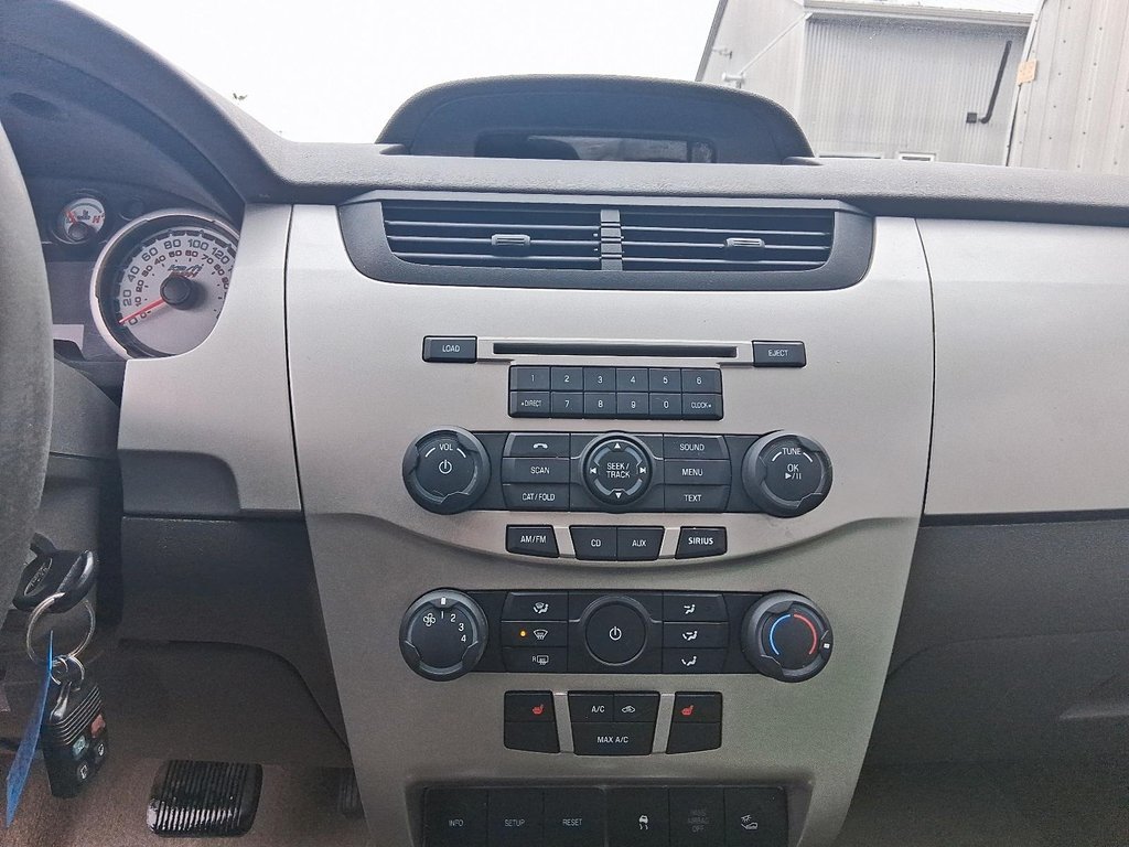 2009 Ford Focus SEL 4D Sedan in Stratford, Ontario - 15 - w1024h768px