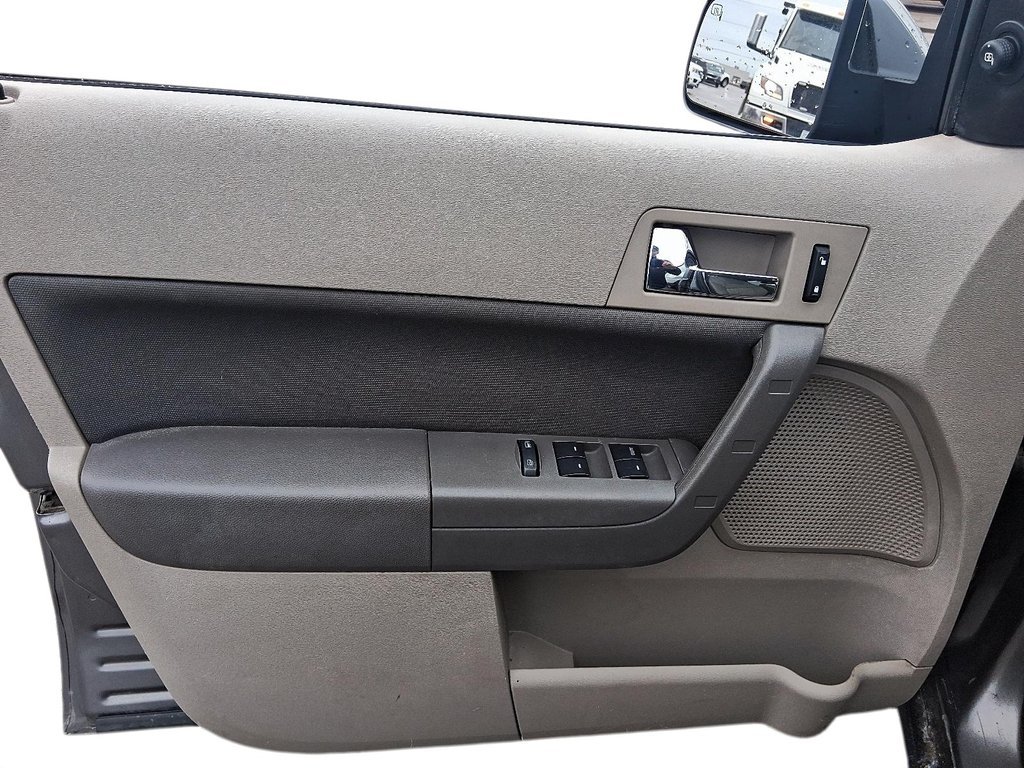 2009 Ford Focus SEL 4D Sedan in Stratford, Ontario - 11 - w1024h768px