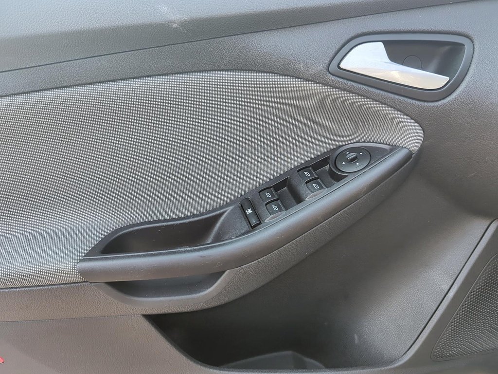 2013 Ford Focus SE Hatchback in Stratford, Ontario - 10 - w1024h768px
