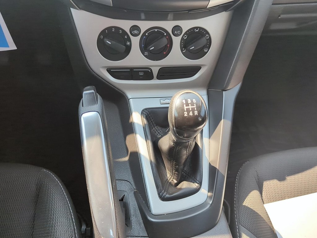 2013 Ford Focus SE Hatchback in Stratford, Ontario - 14 - w1024h768px