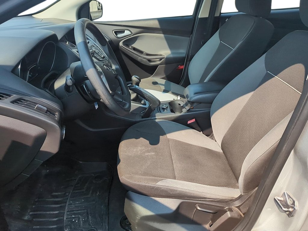 2013 Ford Focus SE Hatchback in Stratford, Ontario - 8 - w1024h768px