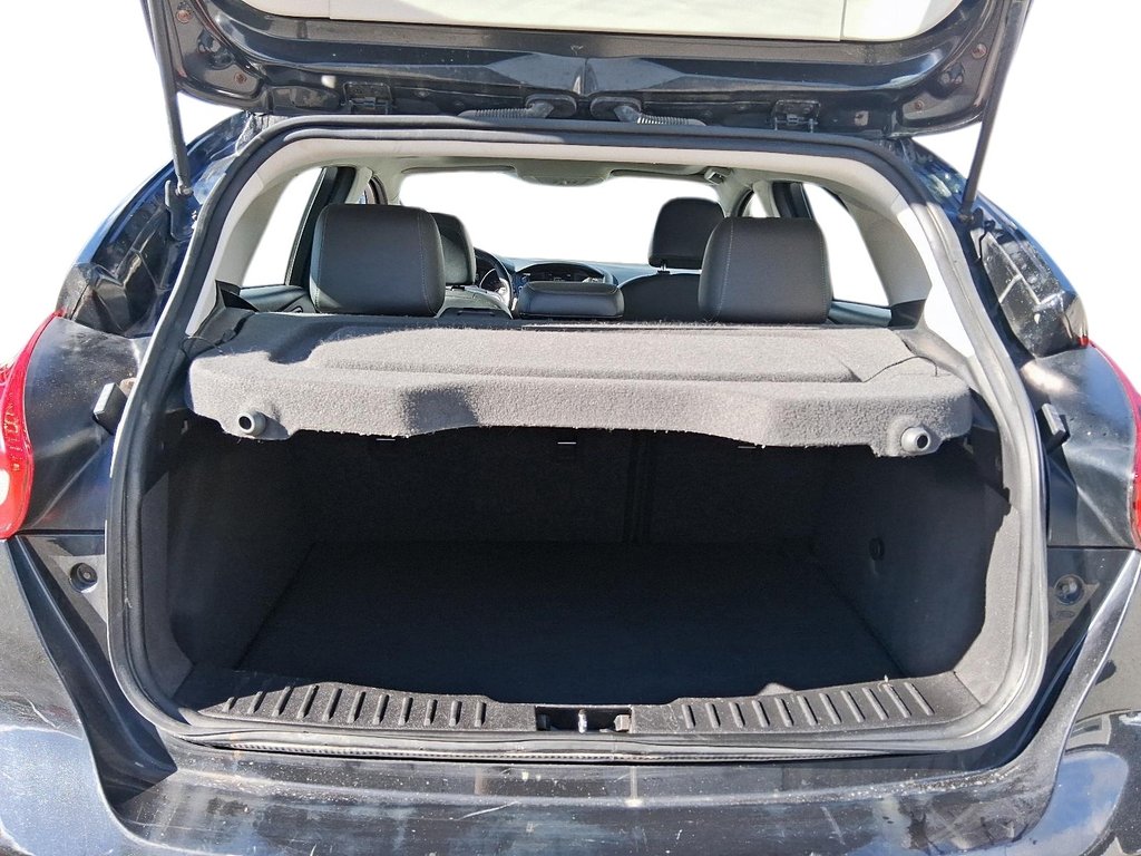 2015 Ford Focus Hatchback SE in Stratford, Ontario - 6 - w1024h768px