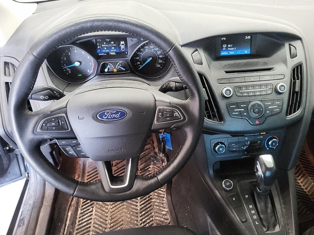 2016 Ford Focus Hatchback SE in Stratford, Ontario - 13 - w1024h768px