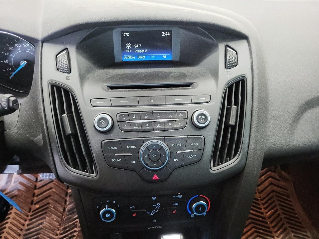 2016 Ford Focus Hatchback SE in Stratford, Ontario - 16 - w1024h768px