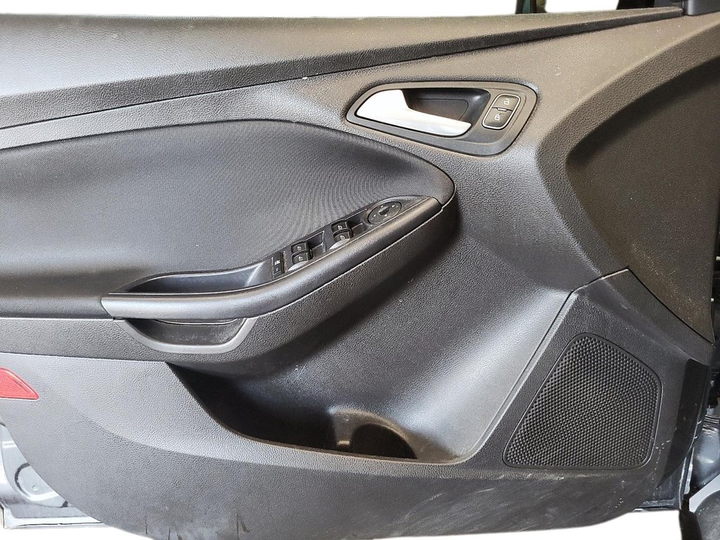 2016 Ford Focus Hatchback SE in Stratford, Ontario - 10 - w1024h768px