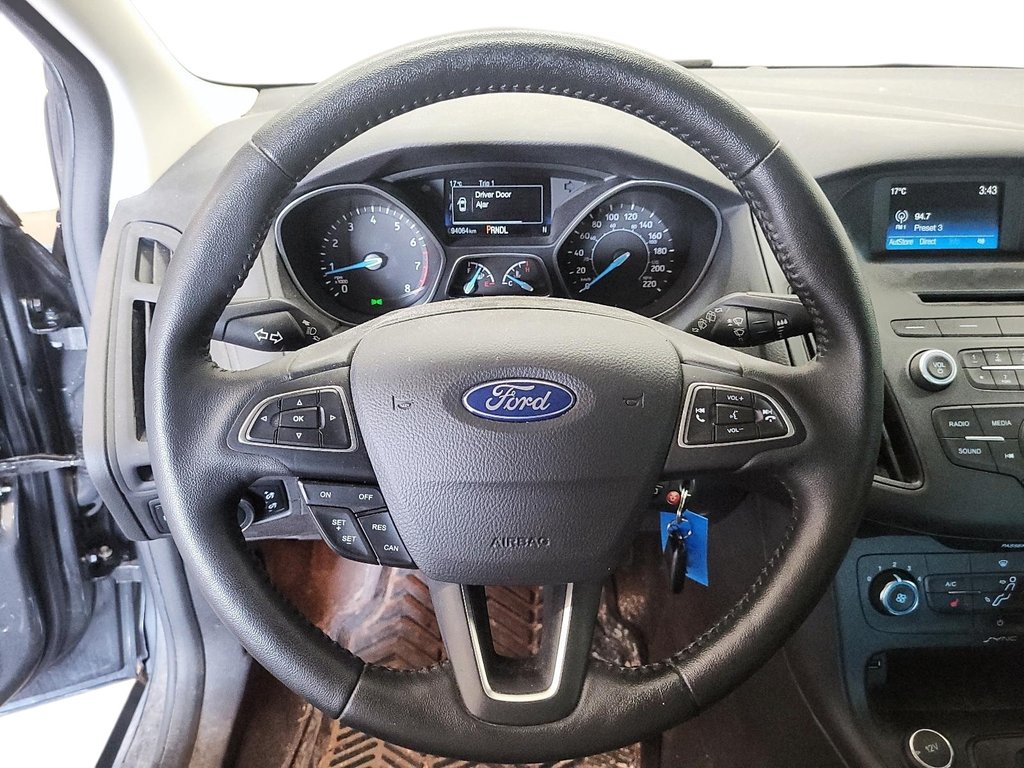 2016 Ford Focus Hatchback SE in Stratford, Ontario - 11 - w1024h768px