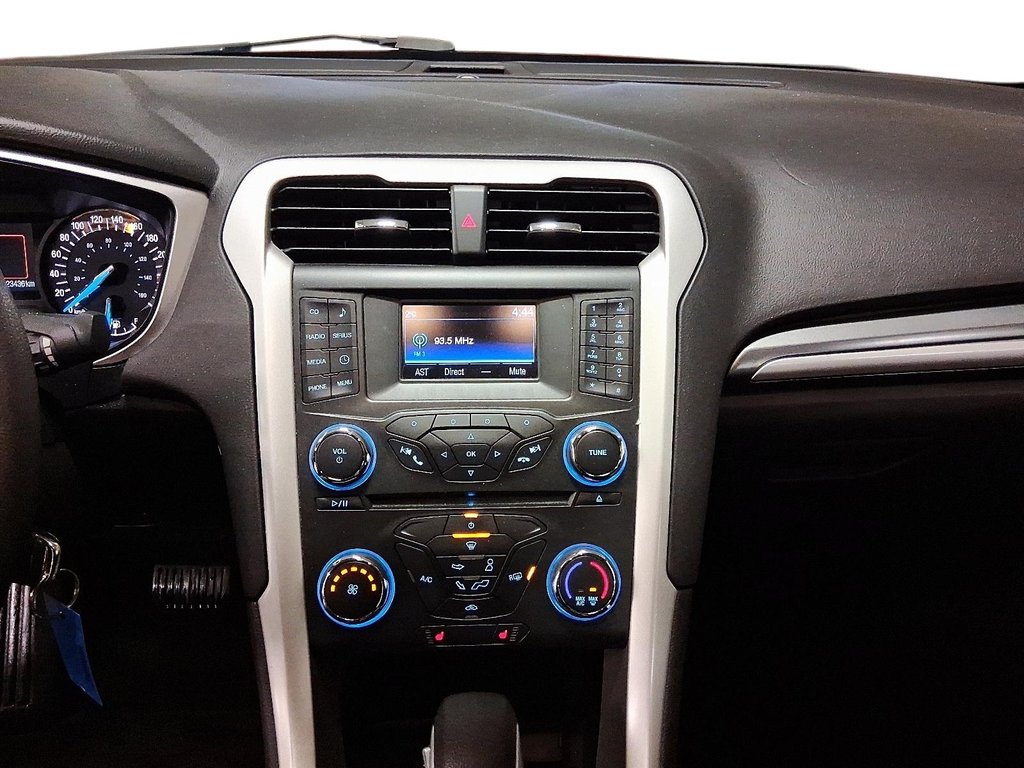 2015 Ford Fusion SE FWD in Stratford, Ontario - 15 - w1024h768px