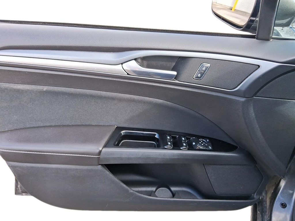 2016 Ford Fusion SE FWD in Stratford, Ontario - 11 - w1024h768px