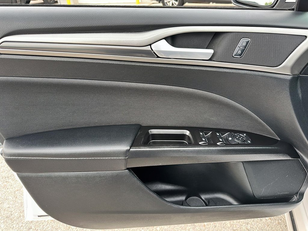 2017 Ford Fusion SE AWD in Stratford, Ontario - 10 - w1024h768px