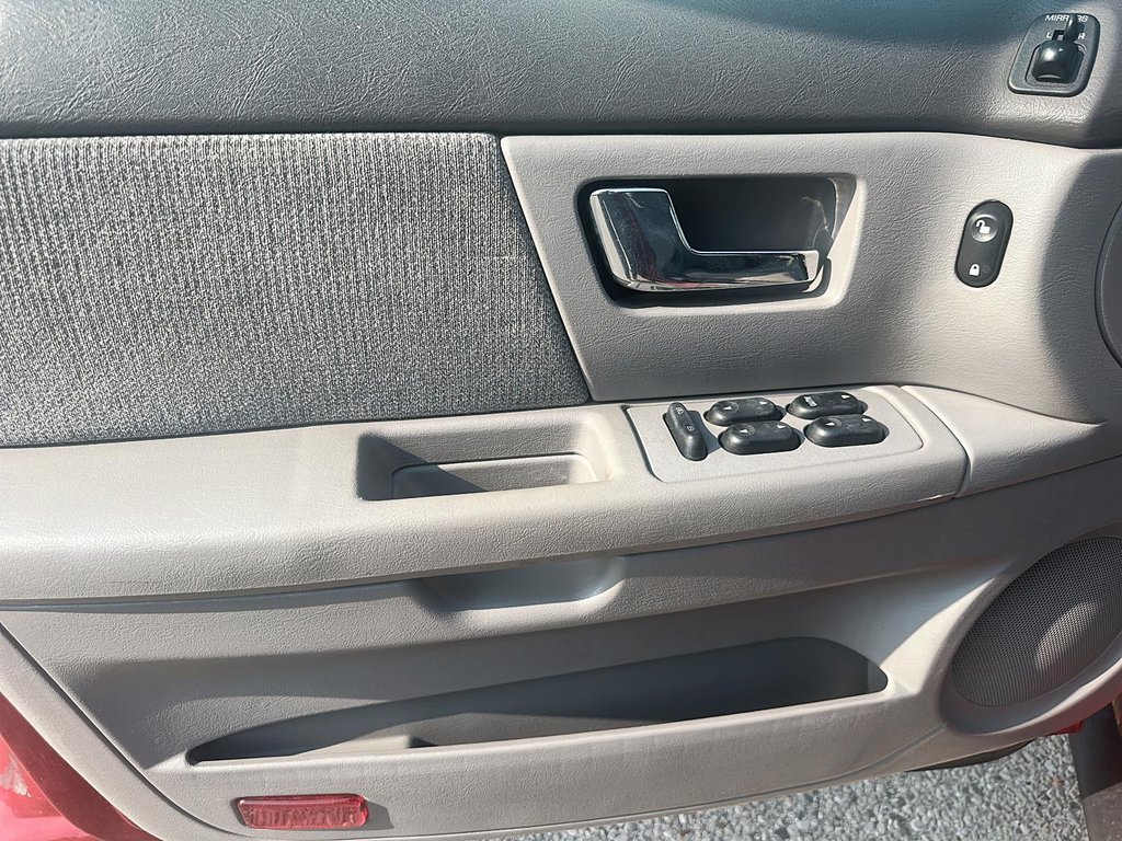 2001 Ford Taurus SE Sedan in Stratford, Ontario - 9 - w1024h768px