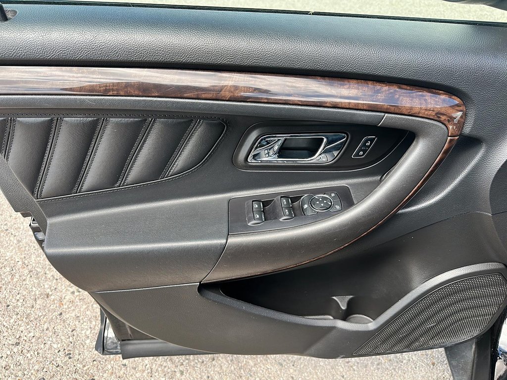 2016 Ford Taurus Limited in Stratford, Ontario - 9 - w1024h768px
