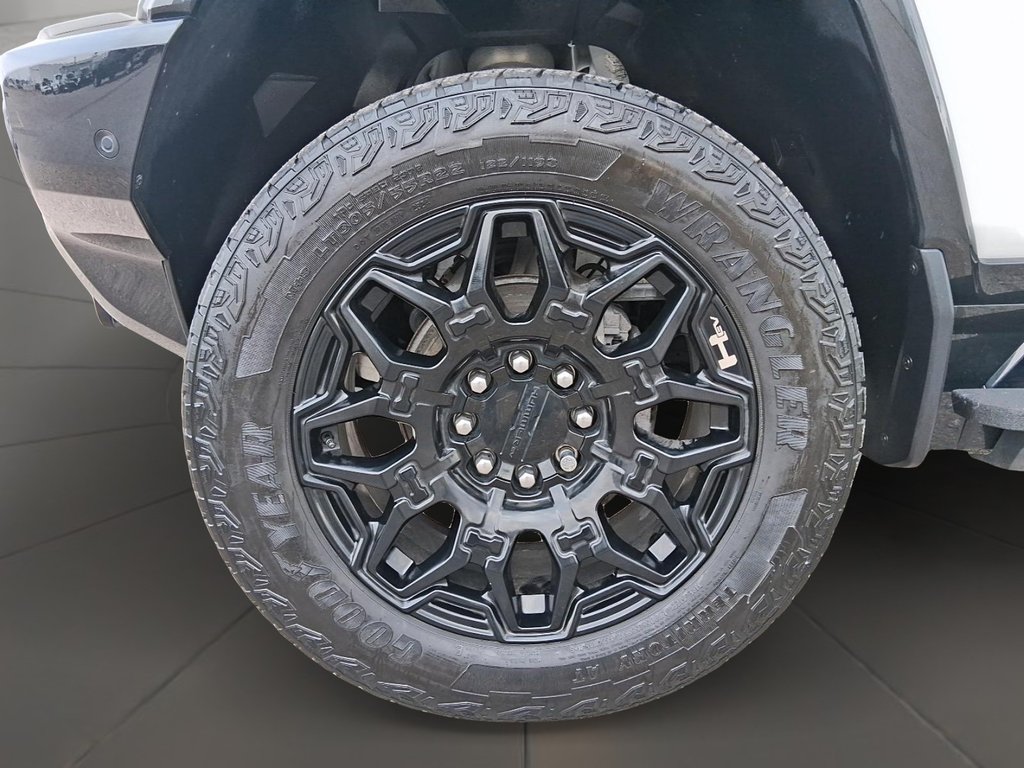 2025 GMC HUMMER EV SUV e4WD 4dr 2X in Stratford, Ontario - 8 - w1024h768px