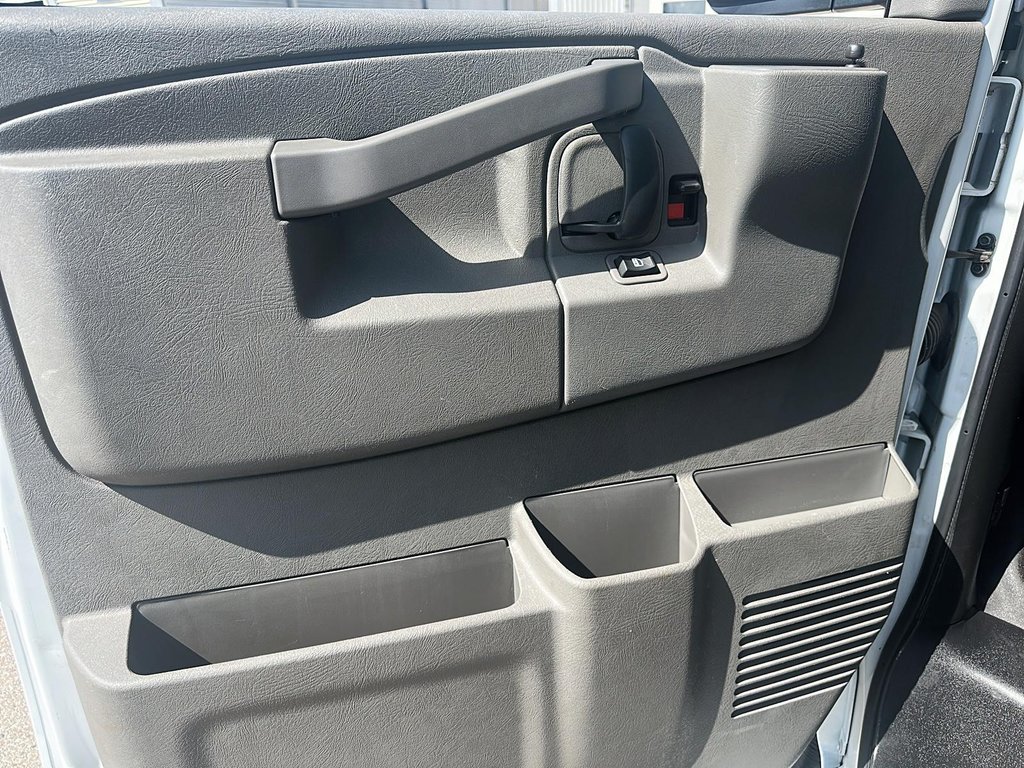 2022 GMC Savana Cargo 2500 135wb 2WD in Stratford, Ontario - 10 - w1024h768px