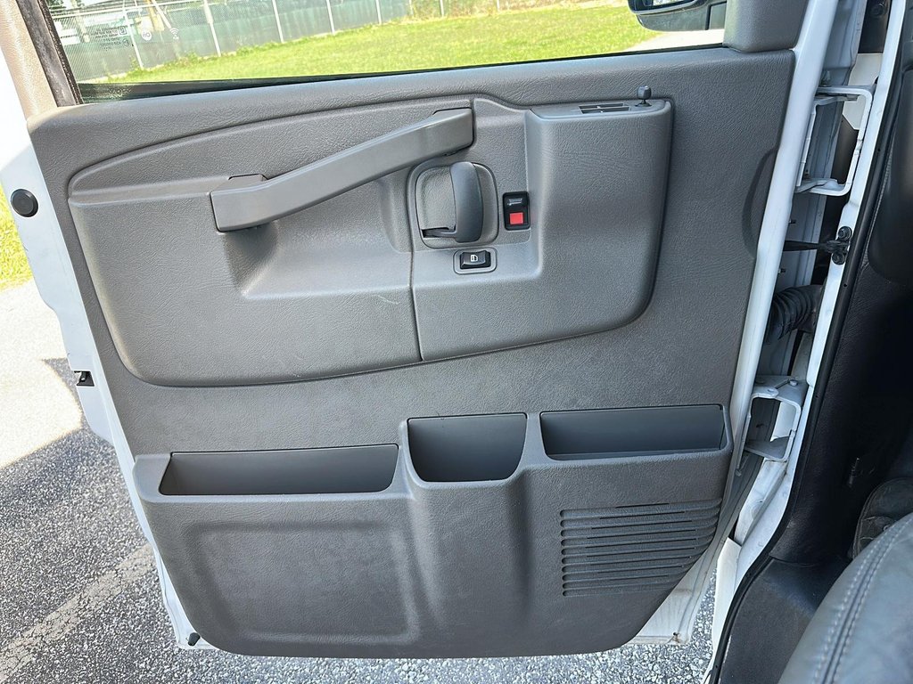 2023 GMC Savana Cargo 2500 155wb 2WD in Stratford, Ontario - 9 - w1024h768px