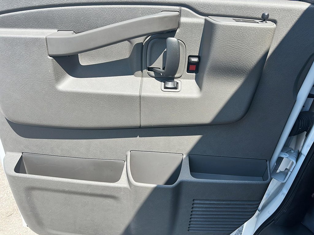 2023 GMC Savana Cargo 2500 135wb 2WD in Stratford, Ontario - 10 - w1024h768px