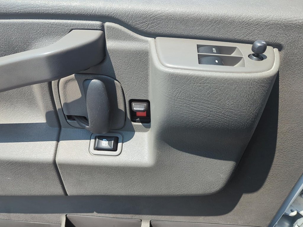 2023 GMC Savana Cargo 2500 135wb 2WD in Stratford, Ontario - 11 - w1024h768px