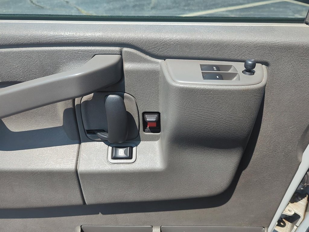 2023 GMC Savana Cargo 2500 135wb 2WD in Stratford, Ontario - 8 - w1024h768px
