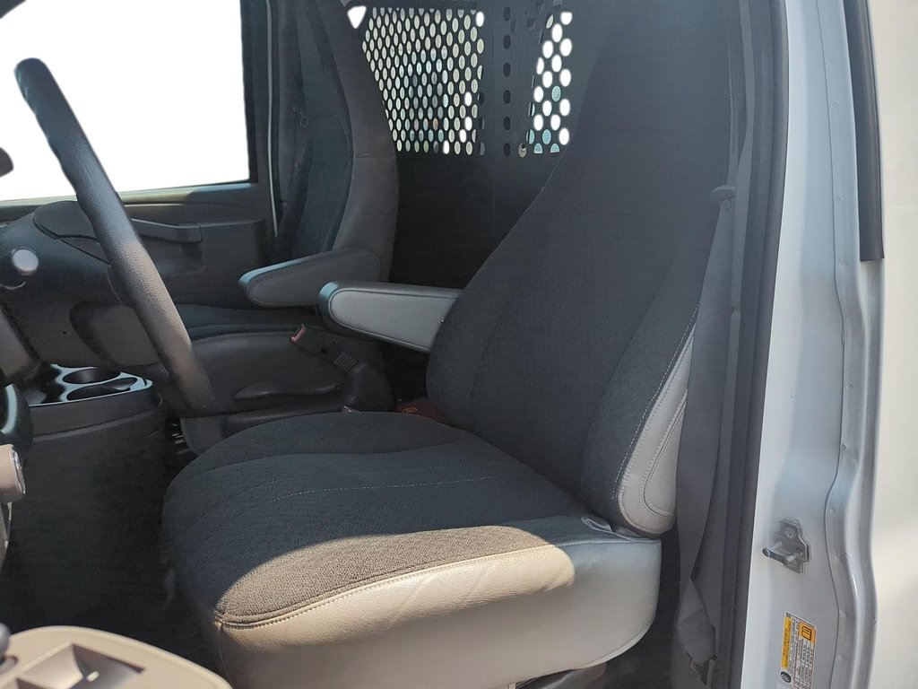2023 GMC Savana Cargo 2500 135wb 2WD in Stratford, Ontario - 9 - w1024h768px