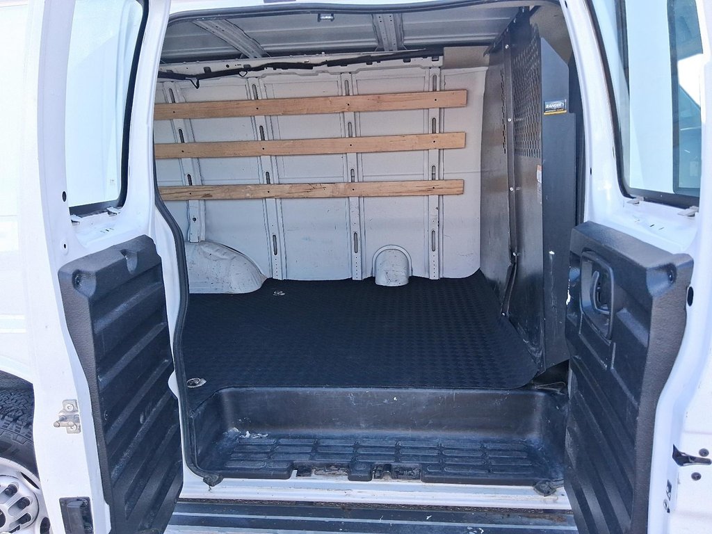 2023 GMC Savana Cargo 2500 135wb 2WD in Stratford, Ontario - 8 - w1024h768px