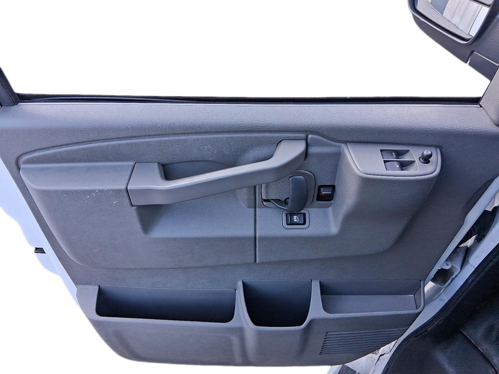 2023 GMC Savana Cargo 2500 135wb 2WD in Stratford, Ontario - 13 - w1024h768px