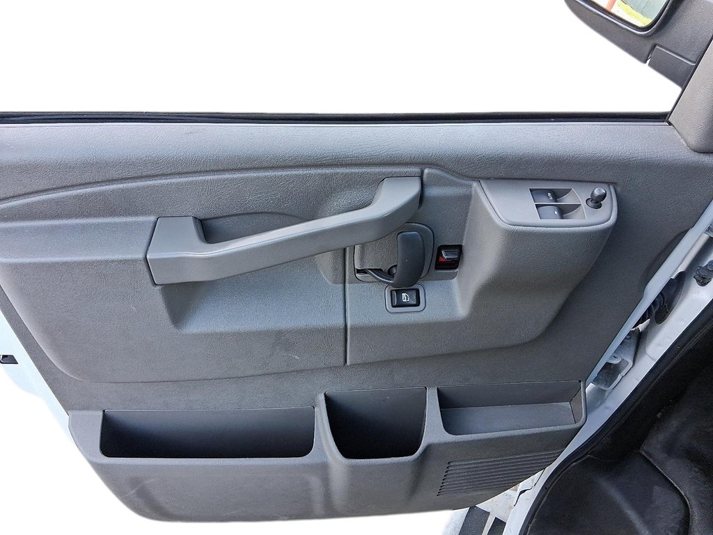 2023 GMC Savana Cargo 2500 135wb 2WD in Stratford, Ontario - 13 - w1024h768px