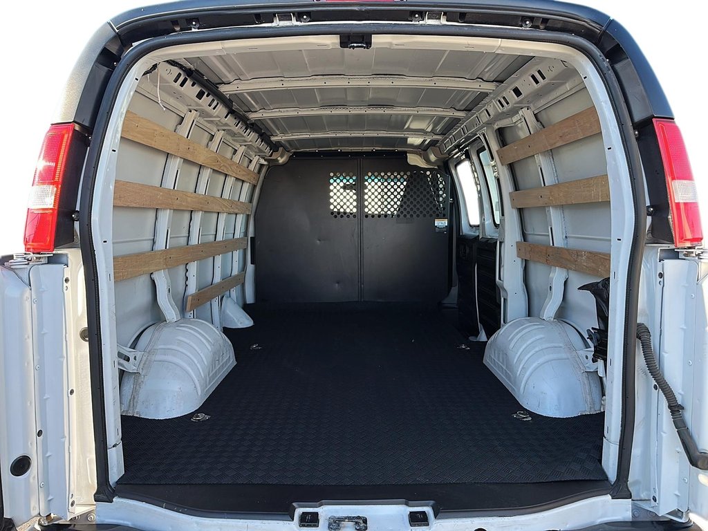 2023 GMC Savana Cargo 2500 135wb 2WD in Stratford, Ontario - 14 - w1024h768px