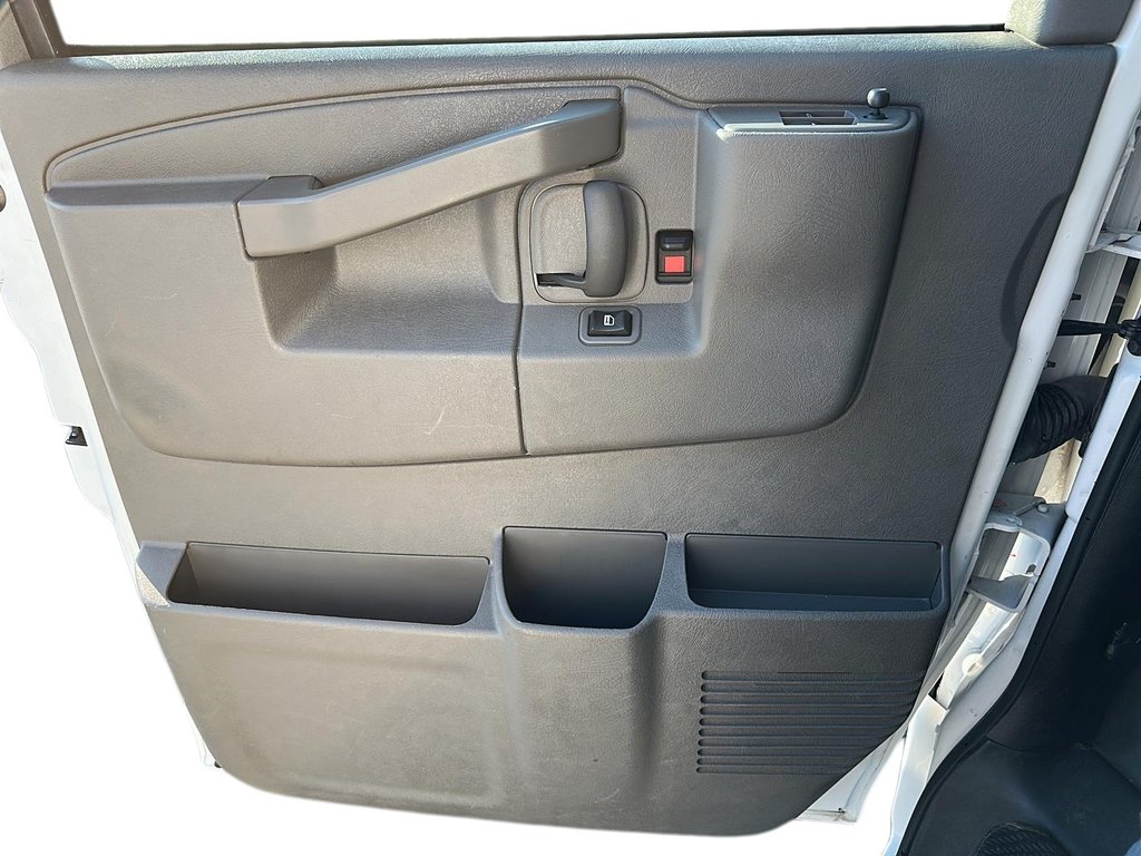 2023 GMC Savana Cargo 2500 135wb 2WD in Stratford, Ontario - 9 - w1024h768px