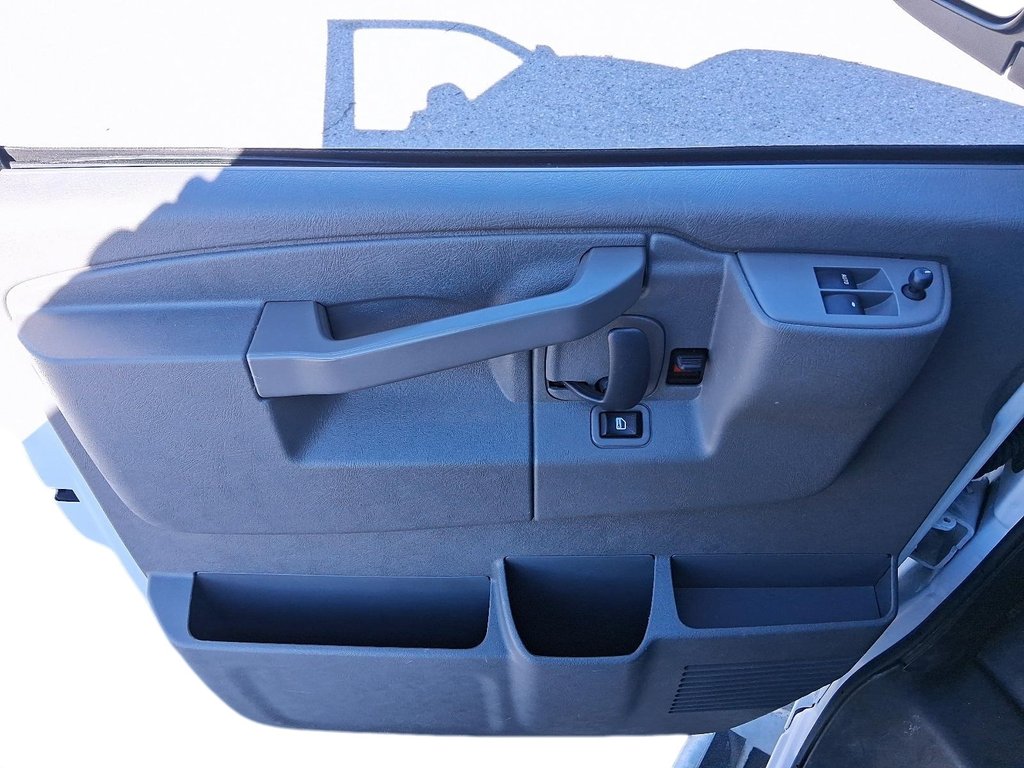 2023 GMC Savana Cargo 2500 135wb 2WD in Stratford, Ontario - 11 - w1024h768px