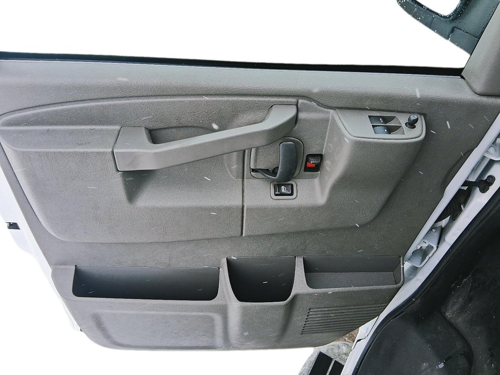 2023 GMC Savana Cargo 2500 135wb 2WD in Stratford, Ontario - 11 - w1024h768px