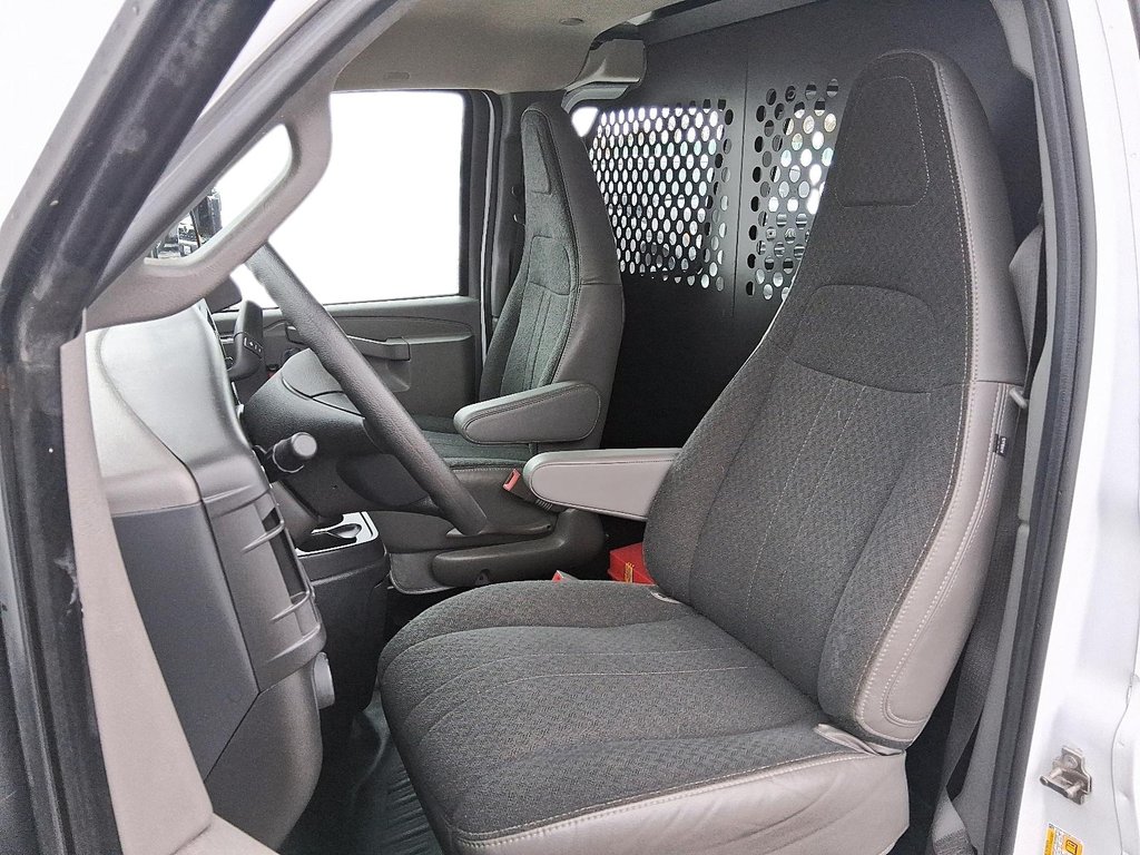 2023 GMC Savana Cargo 2500 135wb 2WD in Stratford, Ontario - 9 - w1024h768px