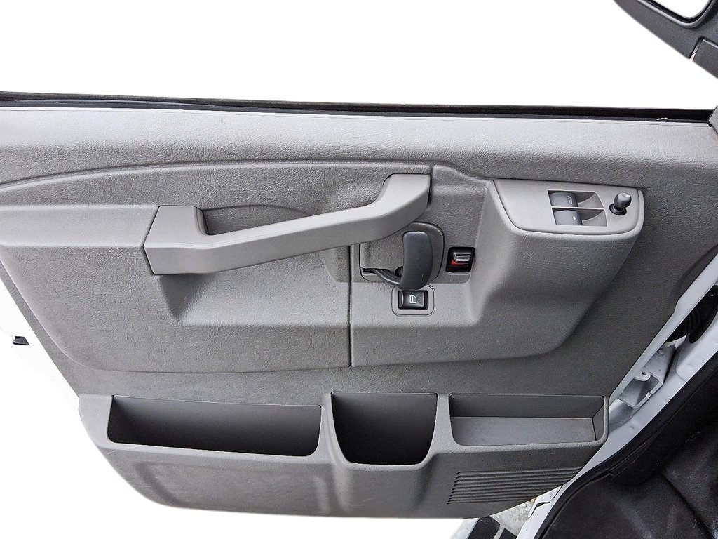 2023 GMC Savana Cargo 2500 135wb 2WD in Stratford, Ontario - 11 - w1024h768px