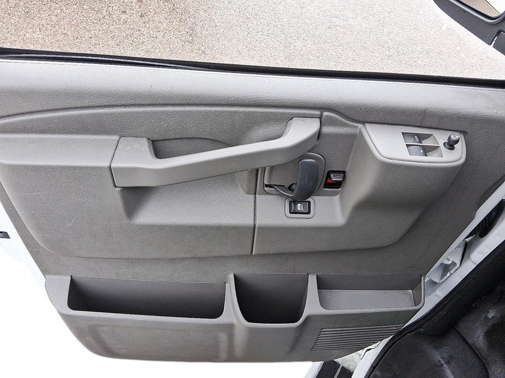 2023 GMC Savana Cargo 2500 135wb 2WD in Stratford, Ontario - 11 - w1024h768px