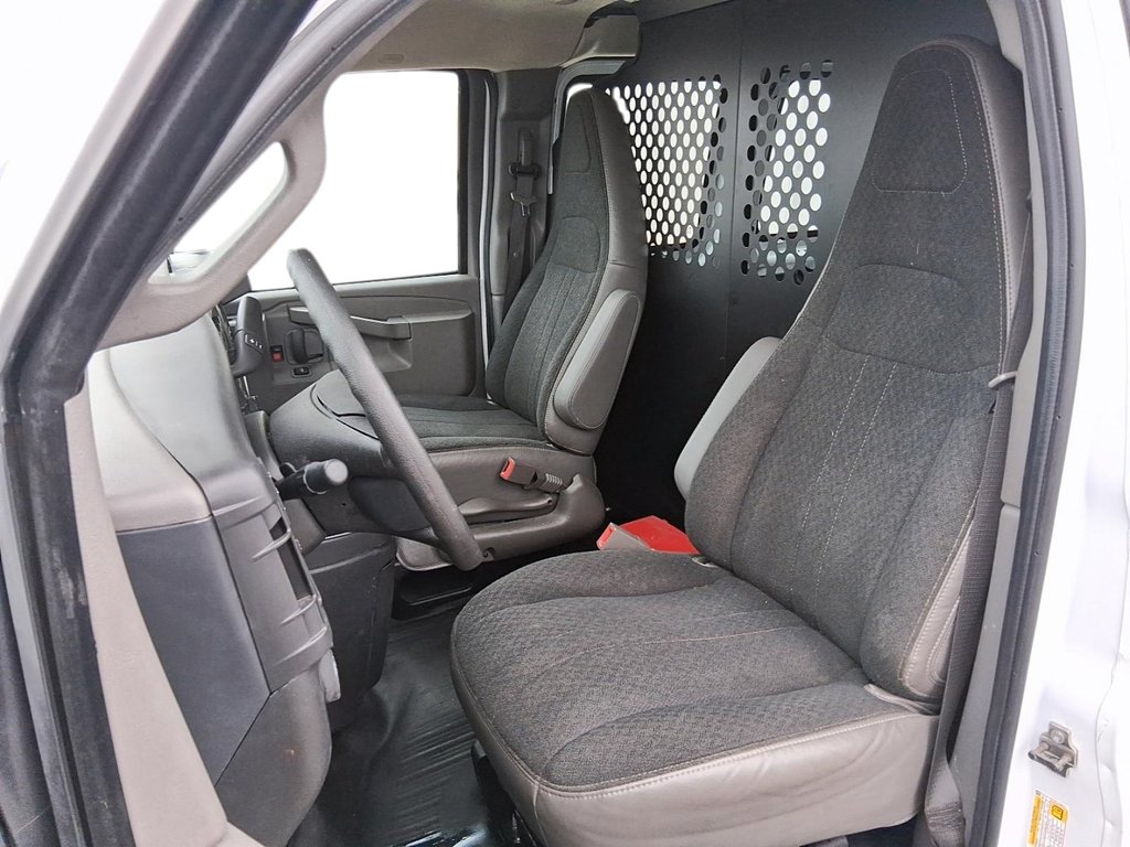 2023 GMC Savana Cargo 2500 135wb 2WD in Stratford, Ontario - 8 - w1024h768px