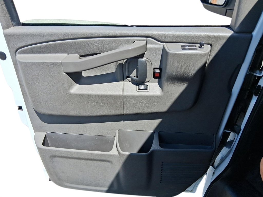 2023 GMC Savana Cargo 2500 135wb 2WD in Stratford, Ontario - 11 - w1024h768px