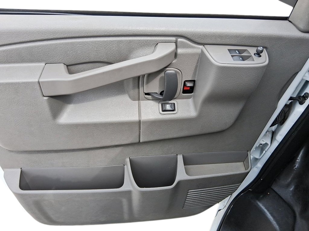 2025 GMC Savana Cargo Van 2500 Regular Wheelbase Rear-Wheel Drive in Stratford, Ontario - 10 - w1024h768px