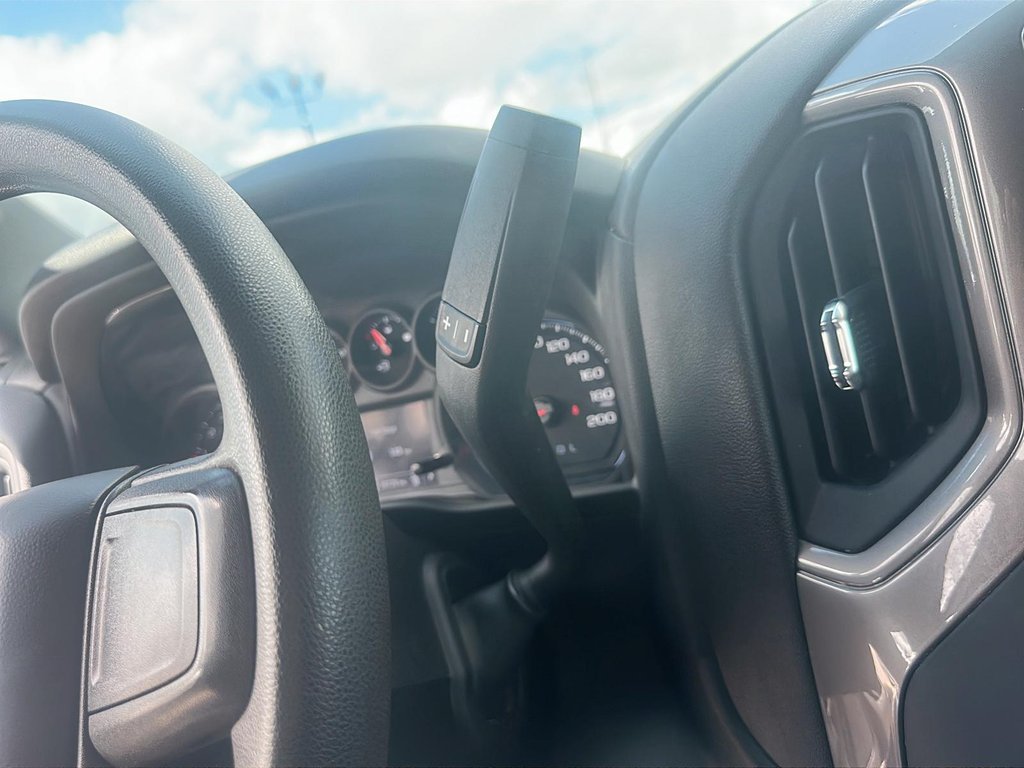 2023 GMC Sierra 1500 Crew Cab 4x4 PRO Standard Box in Stratford, Ontario - 13 - w1024h768px