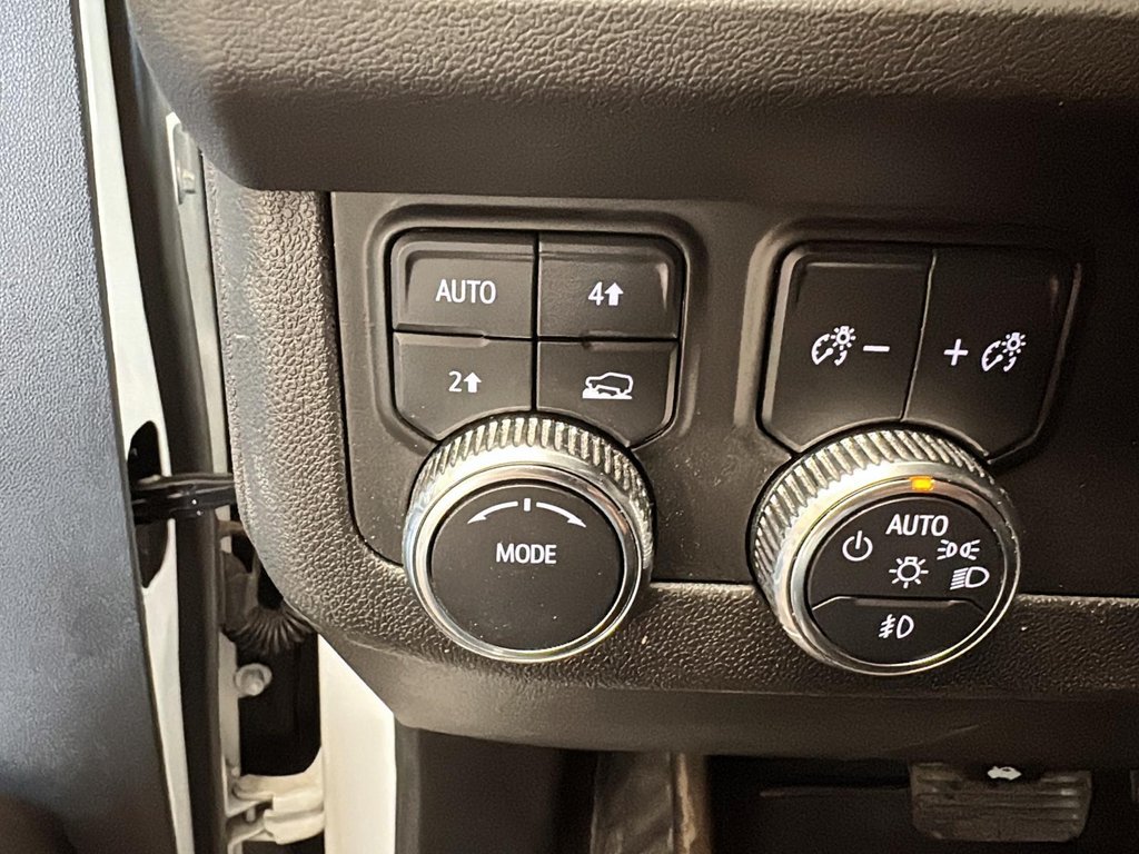 2024 GMC Yukon XL 4WD 4dr SLE in Stratford, Ontario - 13 - w1024h768px