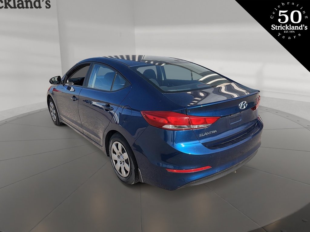 2017  Elantra Sedan LE in Stratford, Ontario - 4 - w1024h768px