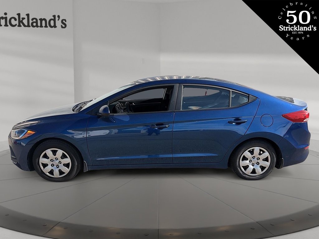 2017  Elantra Sedan LE in Stratford, Ontario - 5 - w1024h768px